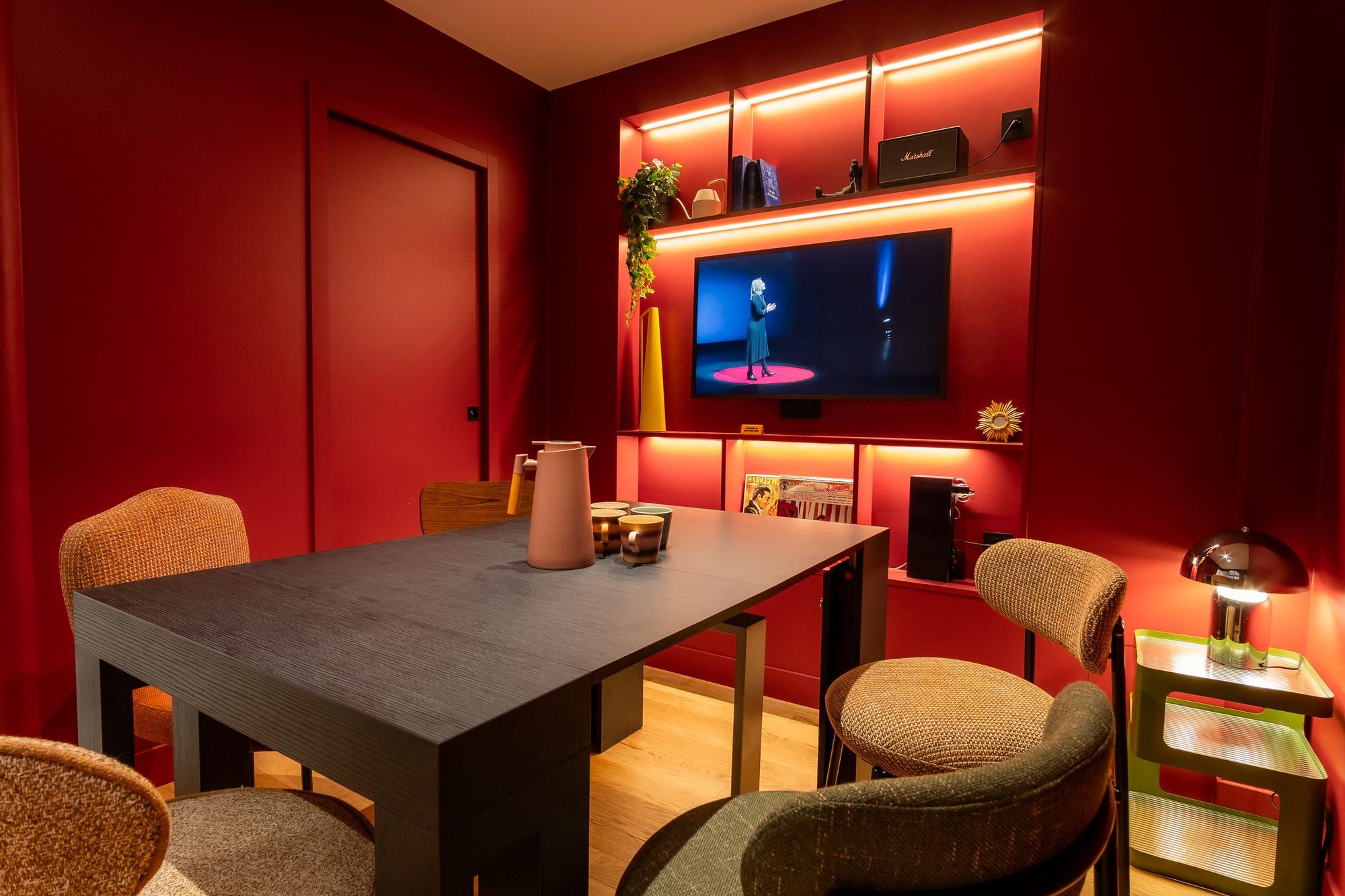 Salle de réunion bordeaux, écran et table