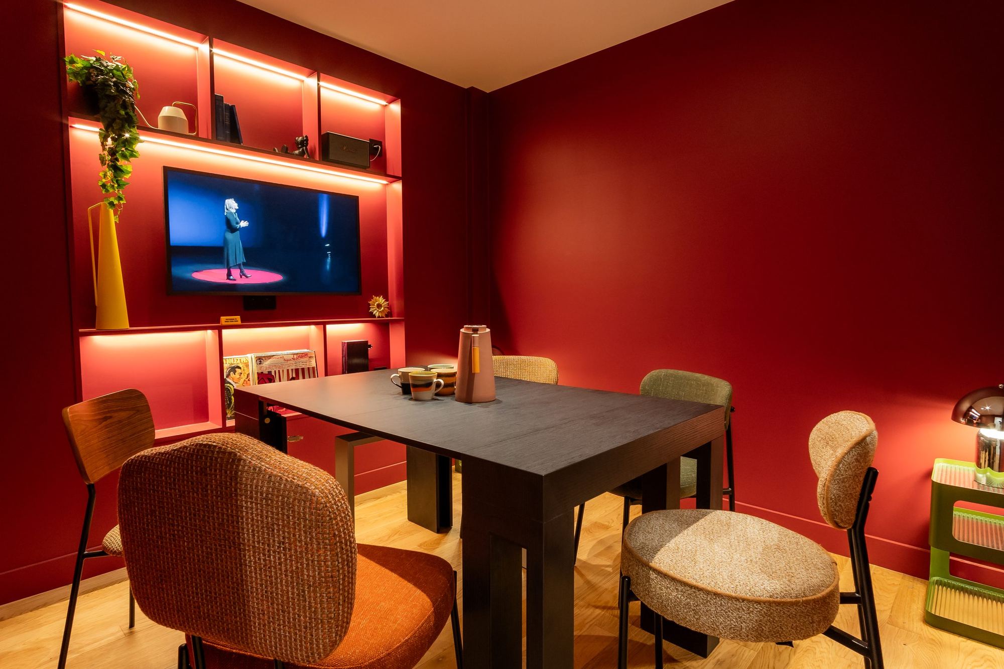 La pièce bordeaux en salle de réunion connectée, huit places