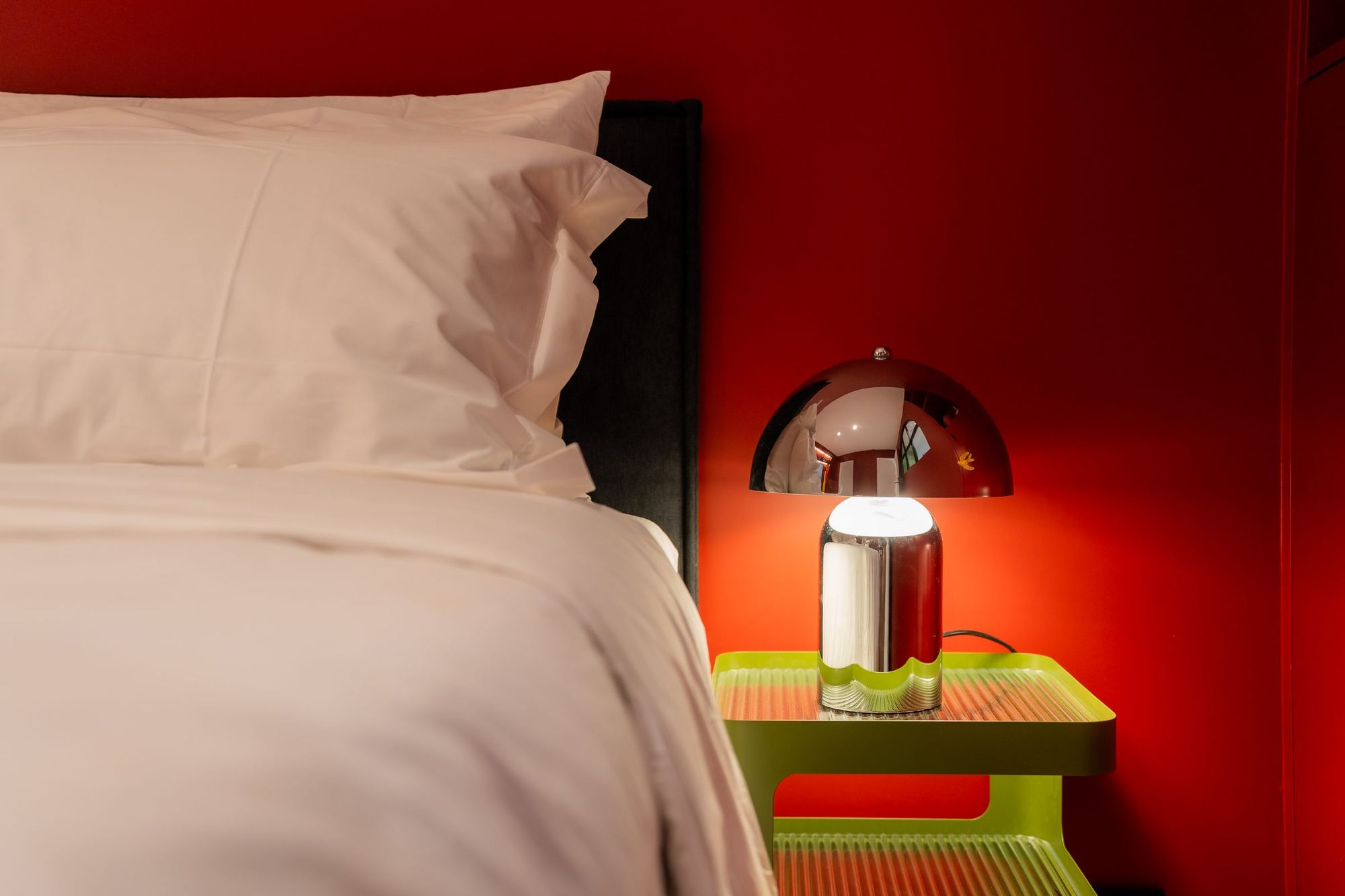 Literie Signature Sofitel et lampe de chevet